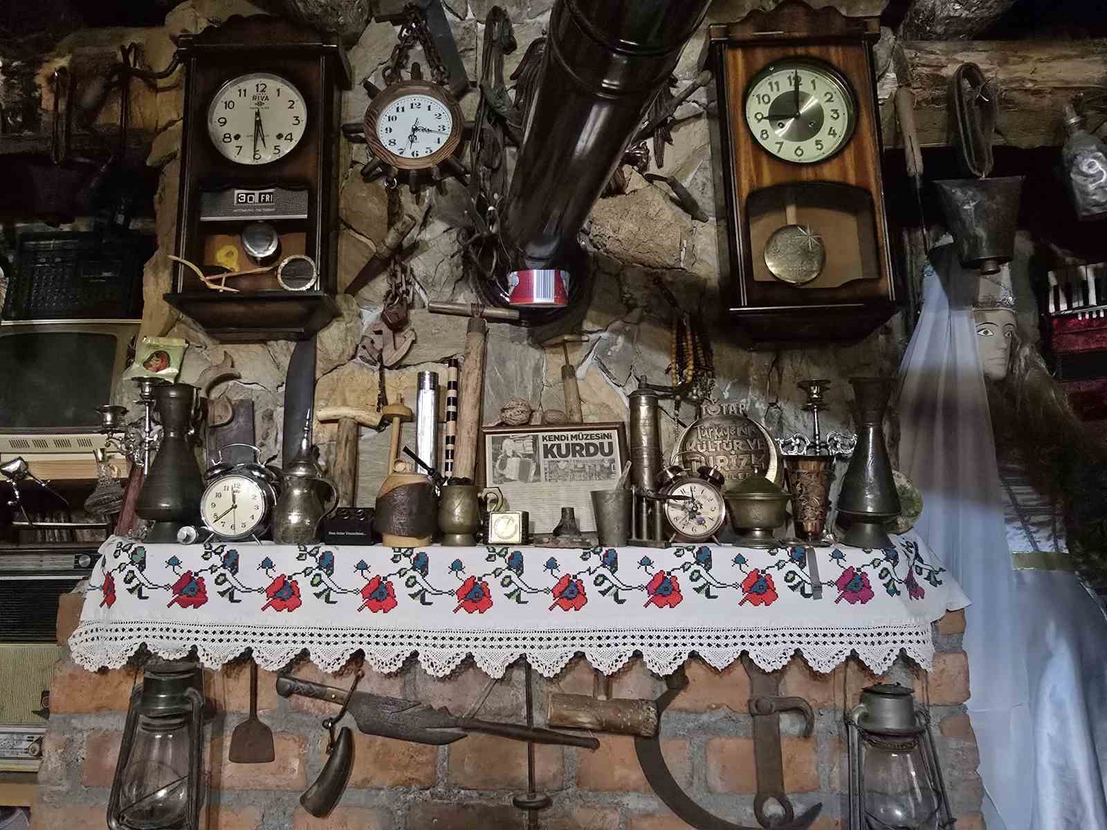 10 parça ile başladı, şimdi yüzlercesini evinde sergiliyor