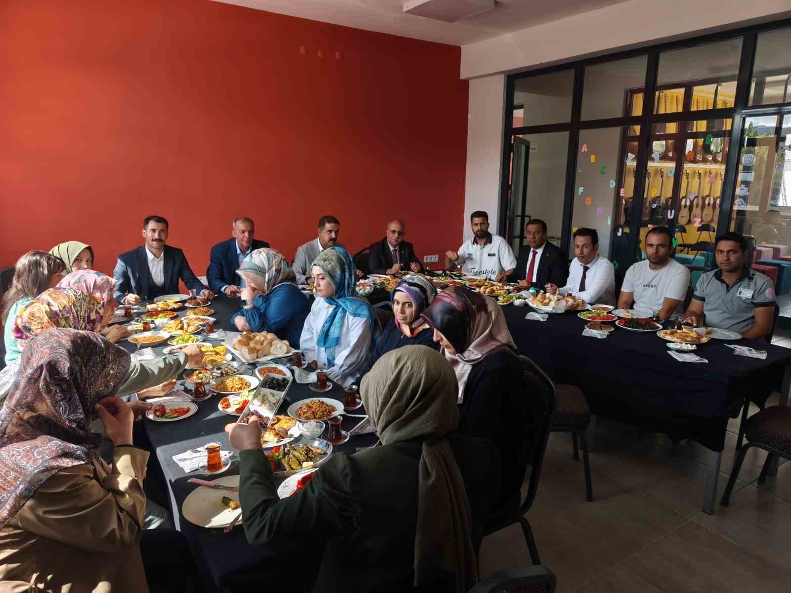 Muradiye Halk Eğitim Merkezinden usta öğreticilere teşekkür kahvaltısı