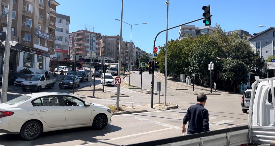 Bursa&rsquo;da el freni &ccedil;ekilmeyen otomobil metrelerce geri gelip kuyumcuya daldı: 500 bin lira zarar
