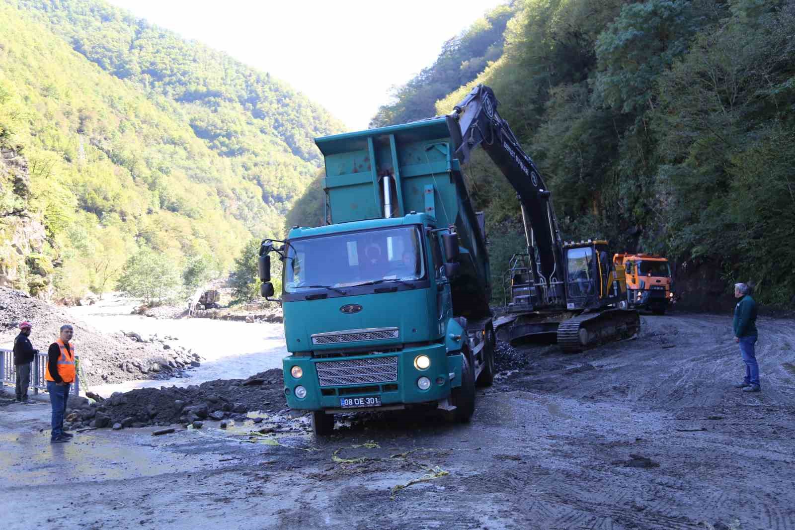 Bakanlar Uraloğlu ve Bak sellerden zarar gören Artvin’in Borçka ilçesinde incelemelerde bulundu