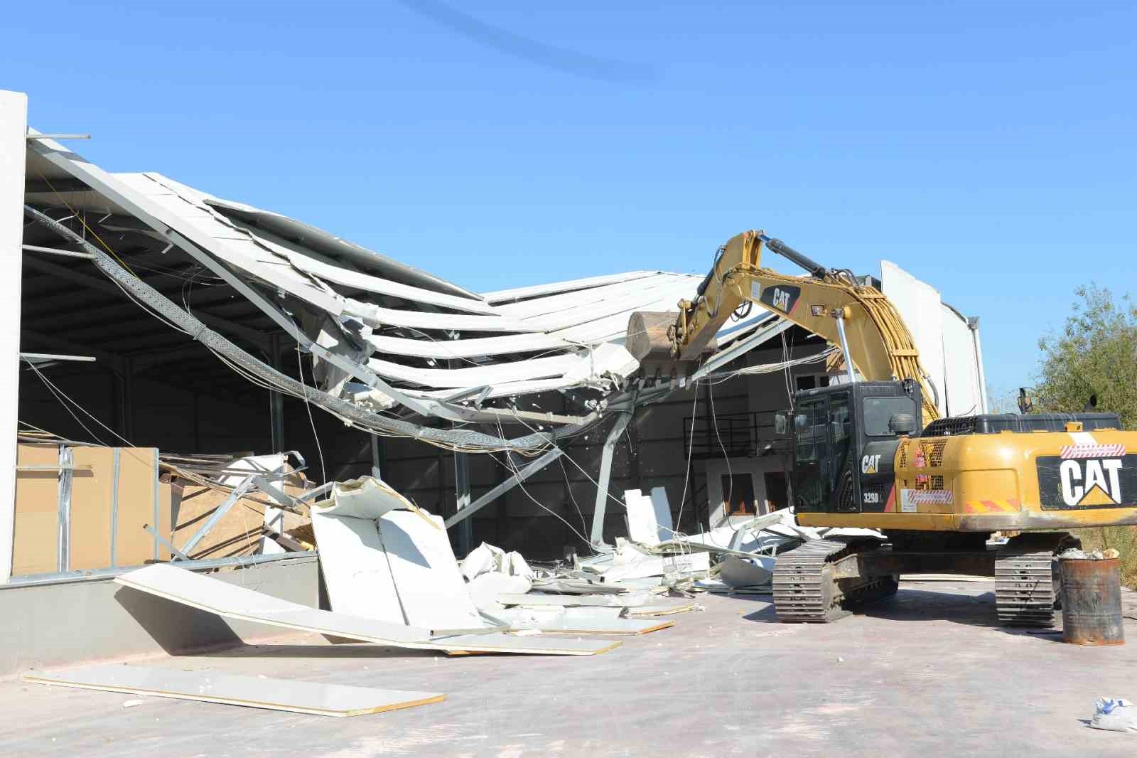 Ürünlü’de 2 kaçak yapı yıkıldı