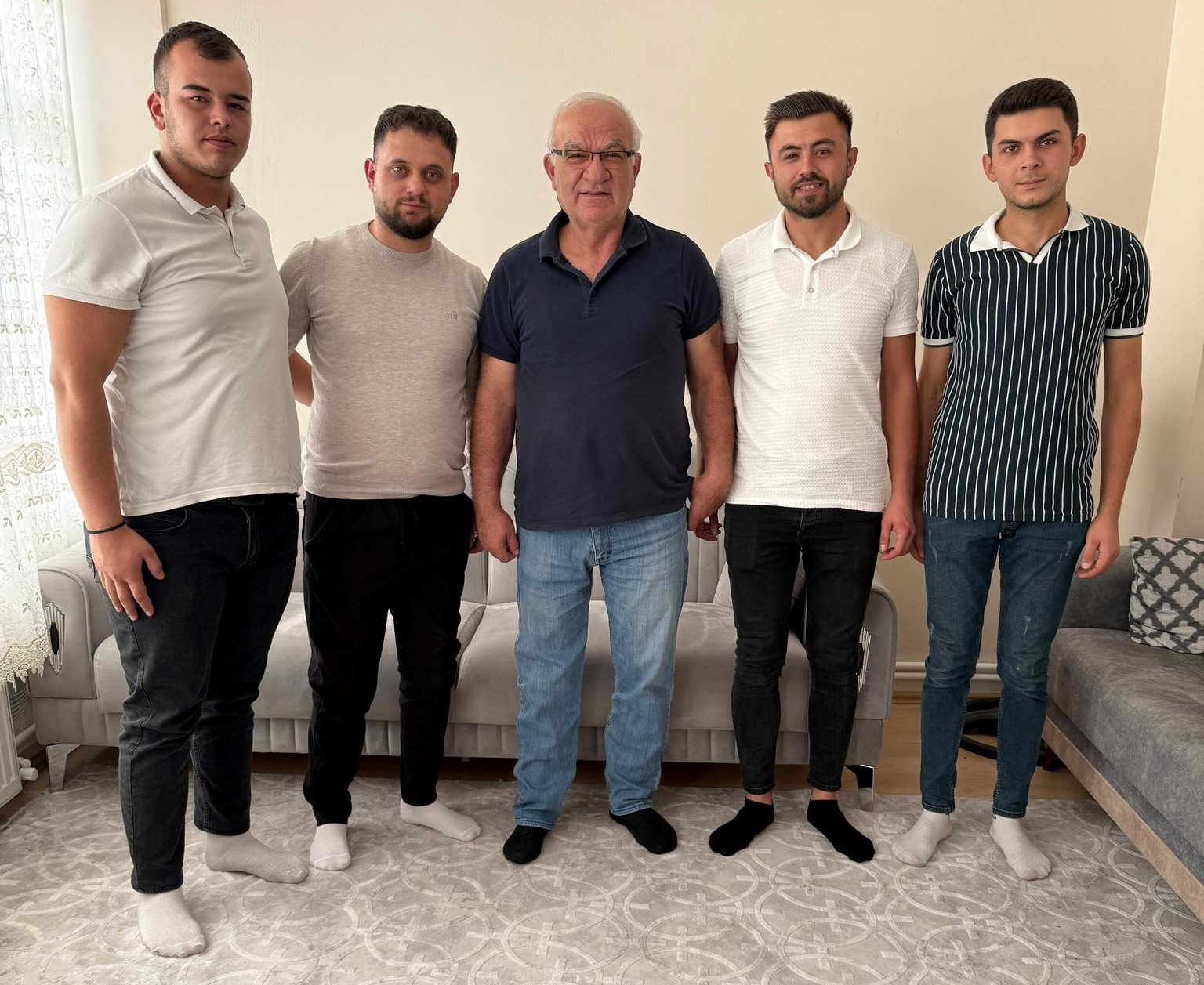 Hisarcık AK Gençlikten üye kaydı ve esnafa Türk bayrağı dağıtımı