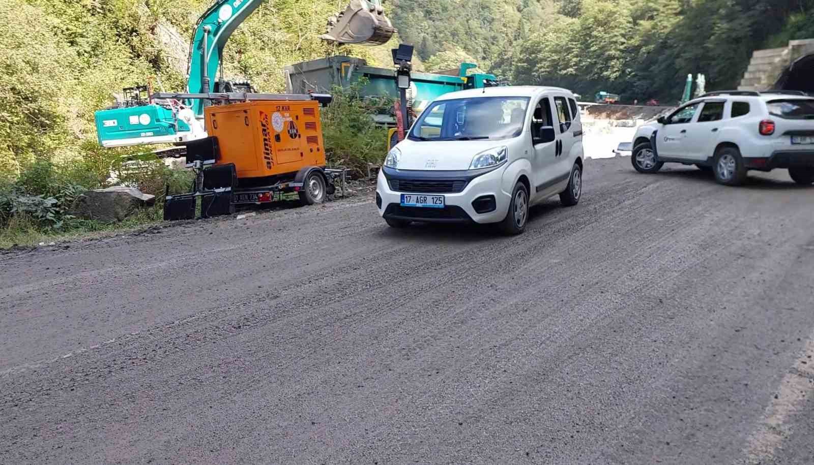 Sel ve heyelanlar nedeniyle 3 gündür kapalı olan Çamlıhemşin-Ayder karayolu ulaşıma açıldı