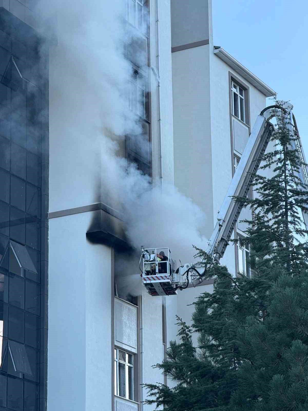 &Ouml;ğrenci yurdunda yangın paniği
