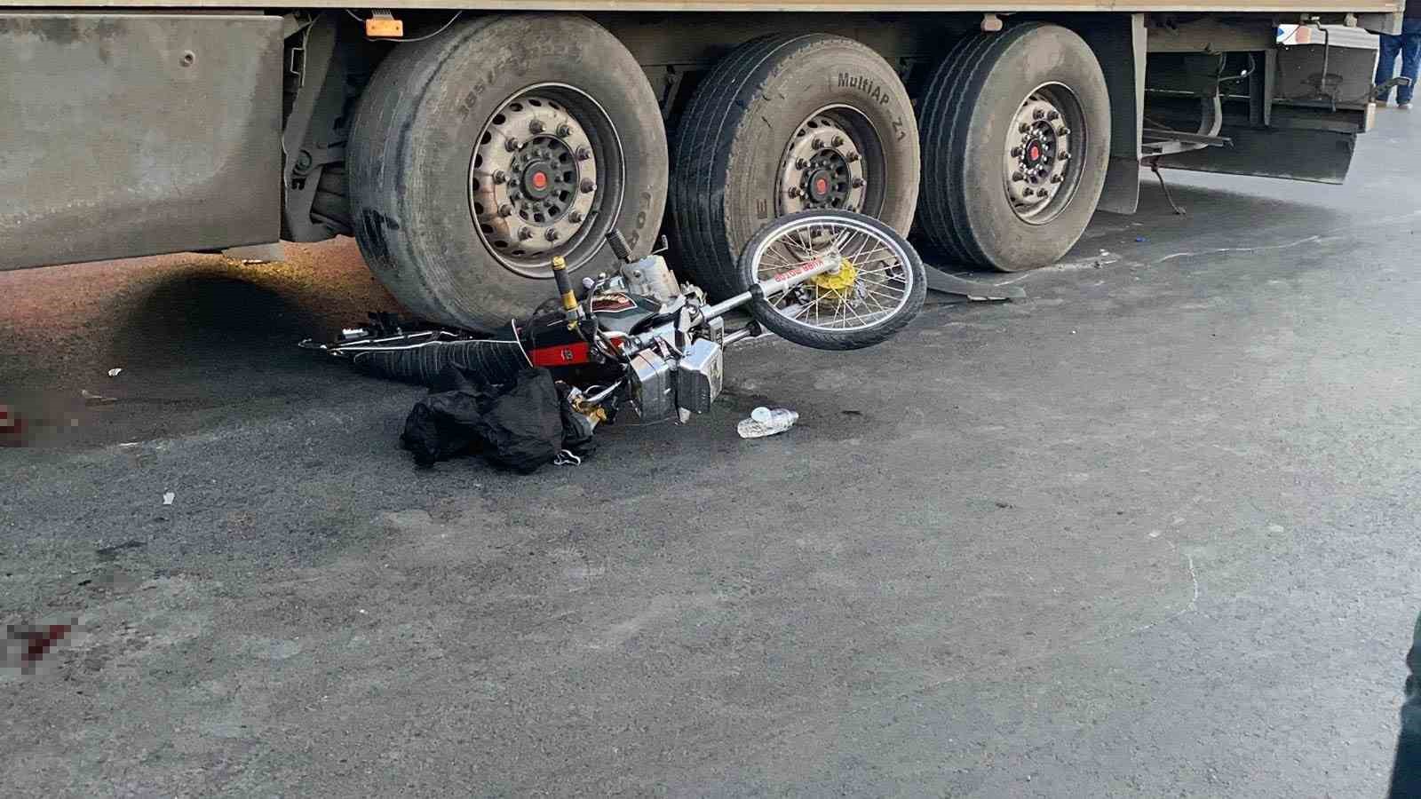 Mersin&rsquo;de tır motosiklete &ccedil;arptı: 1 &ouml;l&uuml;, 1 yaralı
