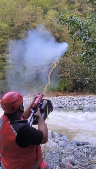 Rize&rsquo;de kullandığı teleferik selde zarar g&ouml;r&uuml;nce evinde mahsur kalan kadın kurtarıldı
