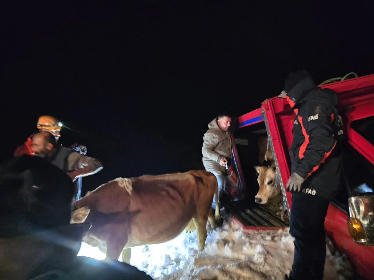 Trovit Yaylası&rsquo;nda &ccedil;ığ sonrası mahsur kalan vatandaşlar kurtarıldı
