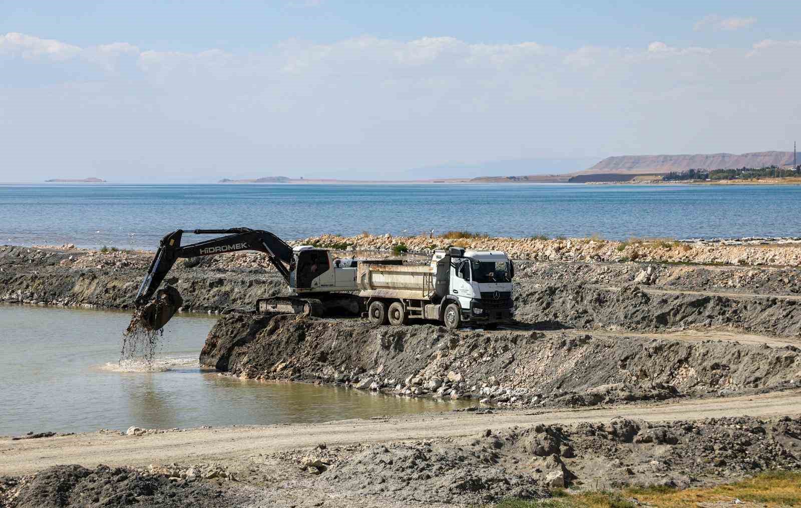 Van Gölü’nde dip çamuru temizliği devam ediyor