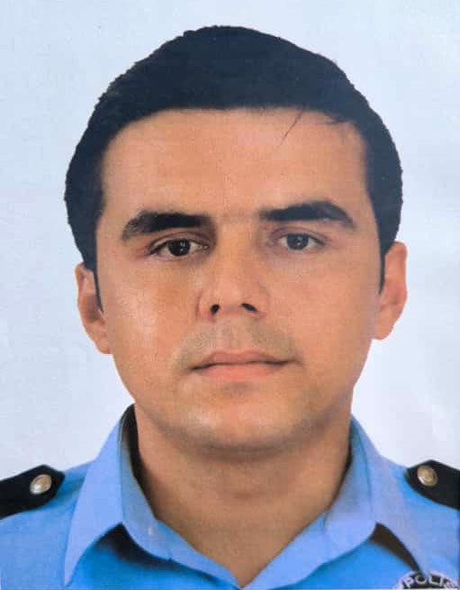 Halı sahada kalp krizi ge&ccedil;irerek hayatını kaybeden polis memurunun o anları kamerada
