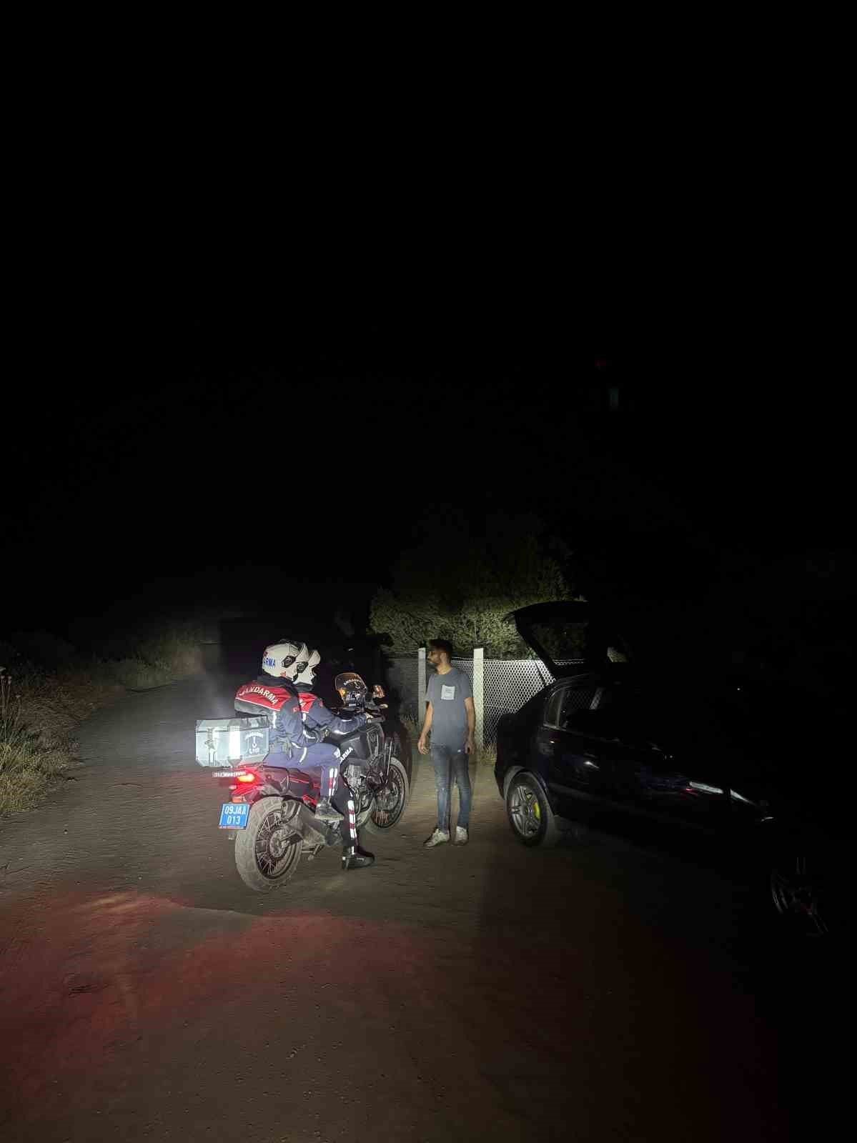 İncir hırsızlığına Jandarmadan su&ccedil;&uuml;st&uuml;: 37 kilo kuru incir ele ge&ccedil;irildi
