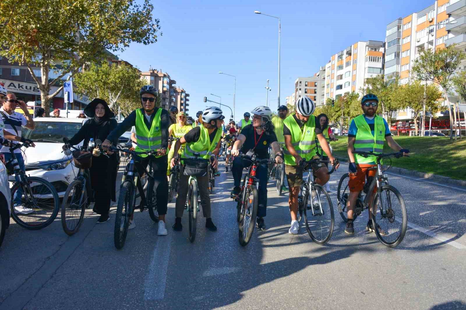 Renkli Pedallar sağlıklı bir çevre için çevrildi
