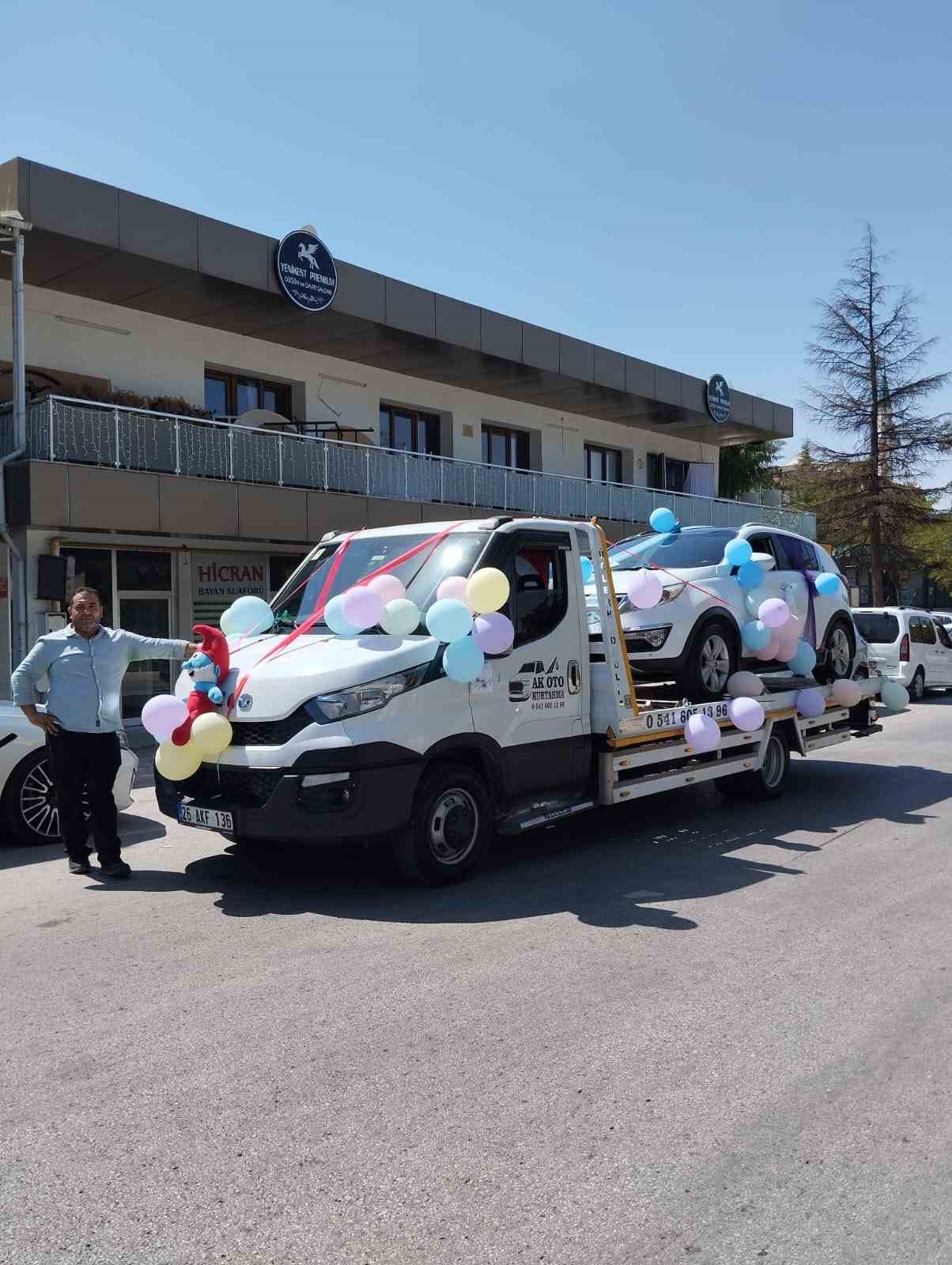 Çalışır durumdaki sünnet aracını farklılık olsun diye çekici ile taşıdılar