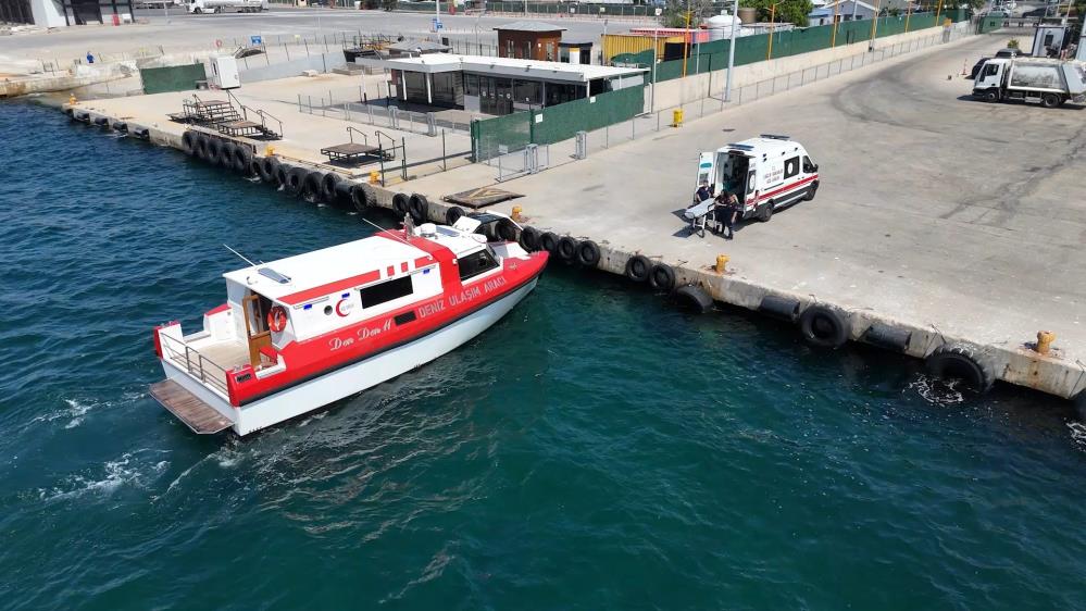 Denizin ortasından kıyıya umut taşıyorlar