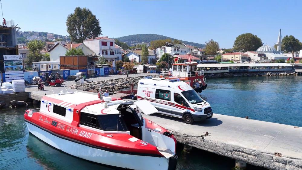 Denizin ortasından kıyıya umut taşıyorlar