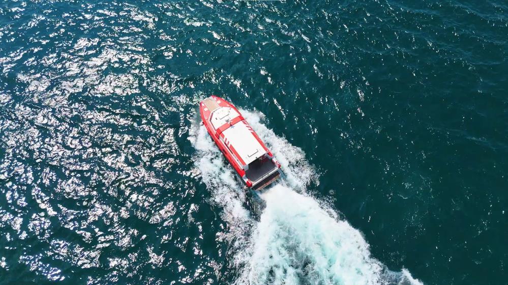 Denizin ortasından kıyıya umut taşıyorlar