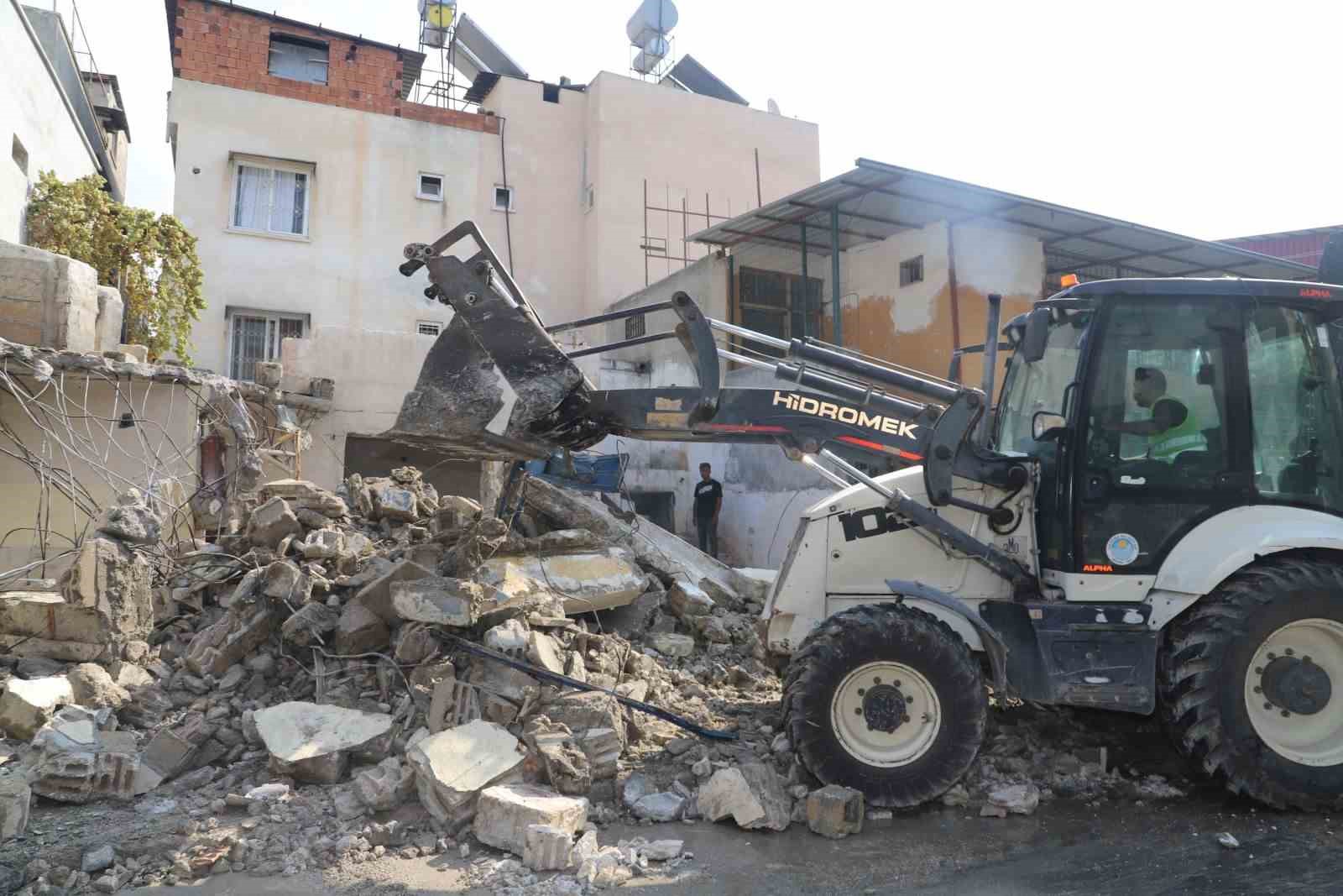 Mersin’de metruk bina kontrollü şekilde yıkıldı