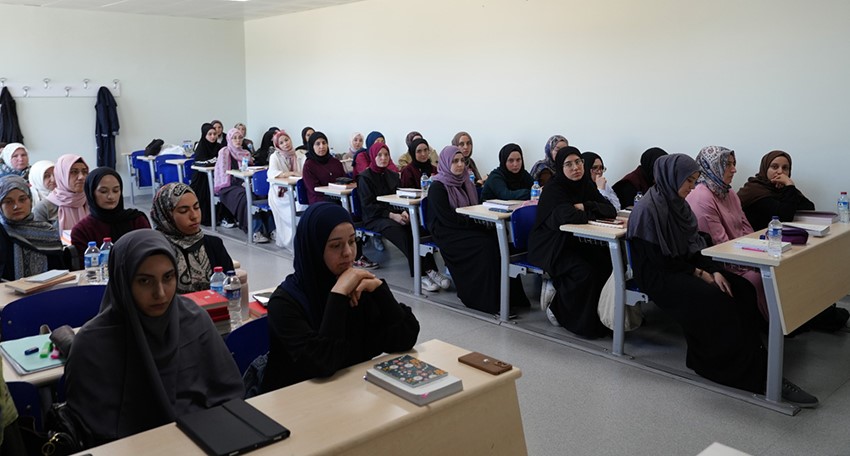 Uşak &Uuml;niversitesinde ilk derslerde Gazze konuşuldu
