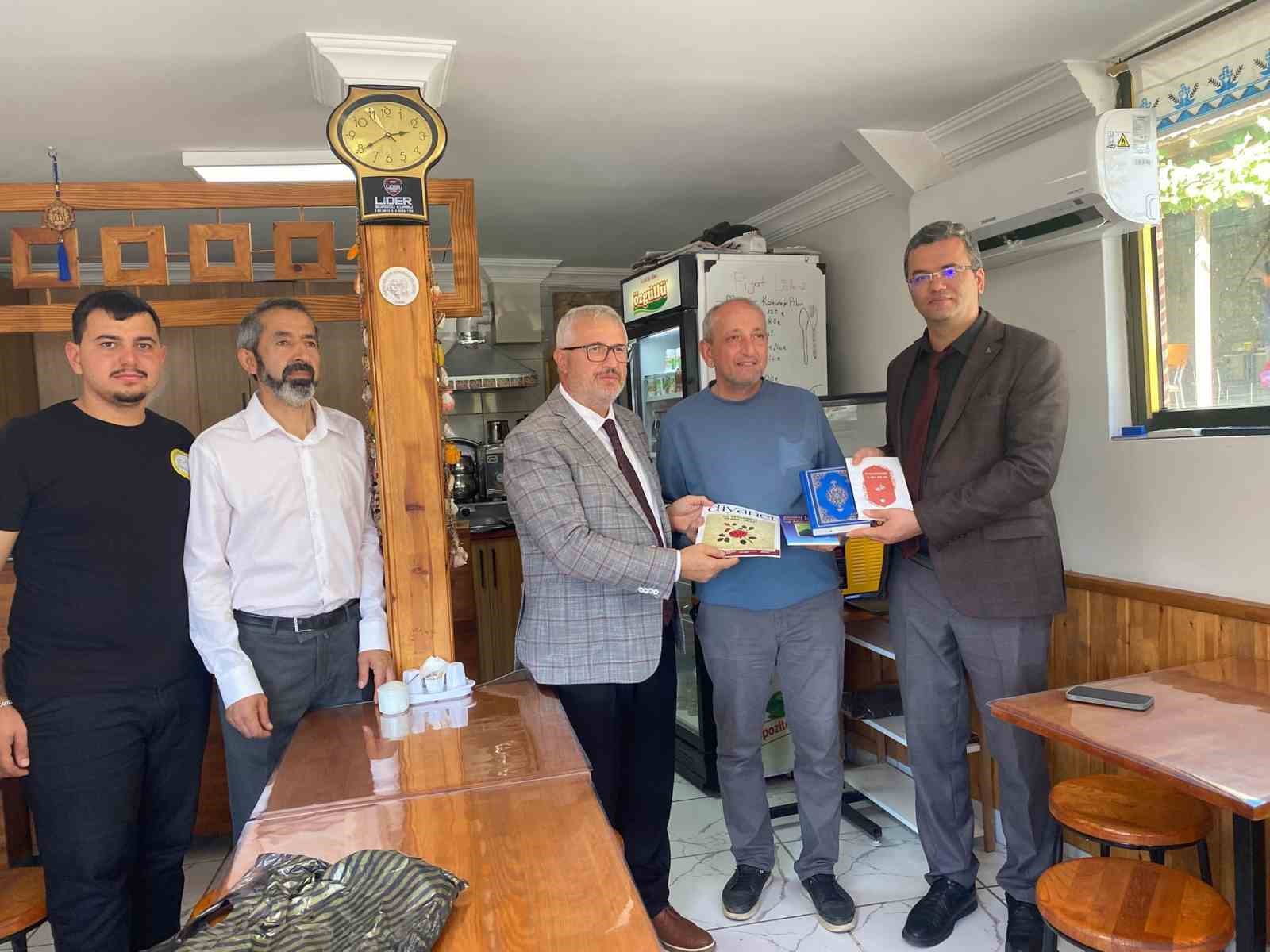 Esnafa Kur’an-ı Kerim hediye edildi