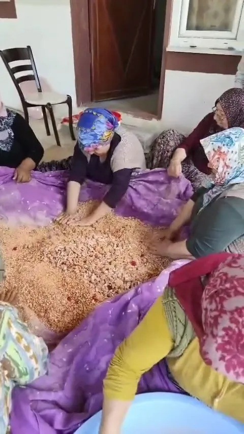 Sinop&rsquo;ta kadınlar imece usul&uuml; tarhana yapımına başladı
