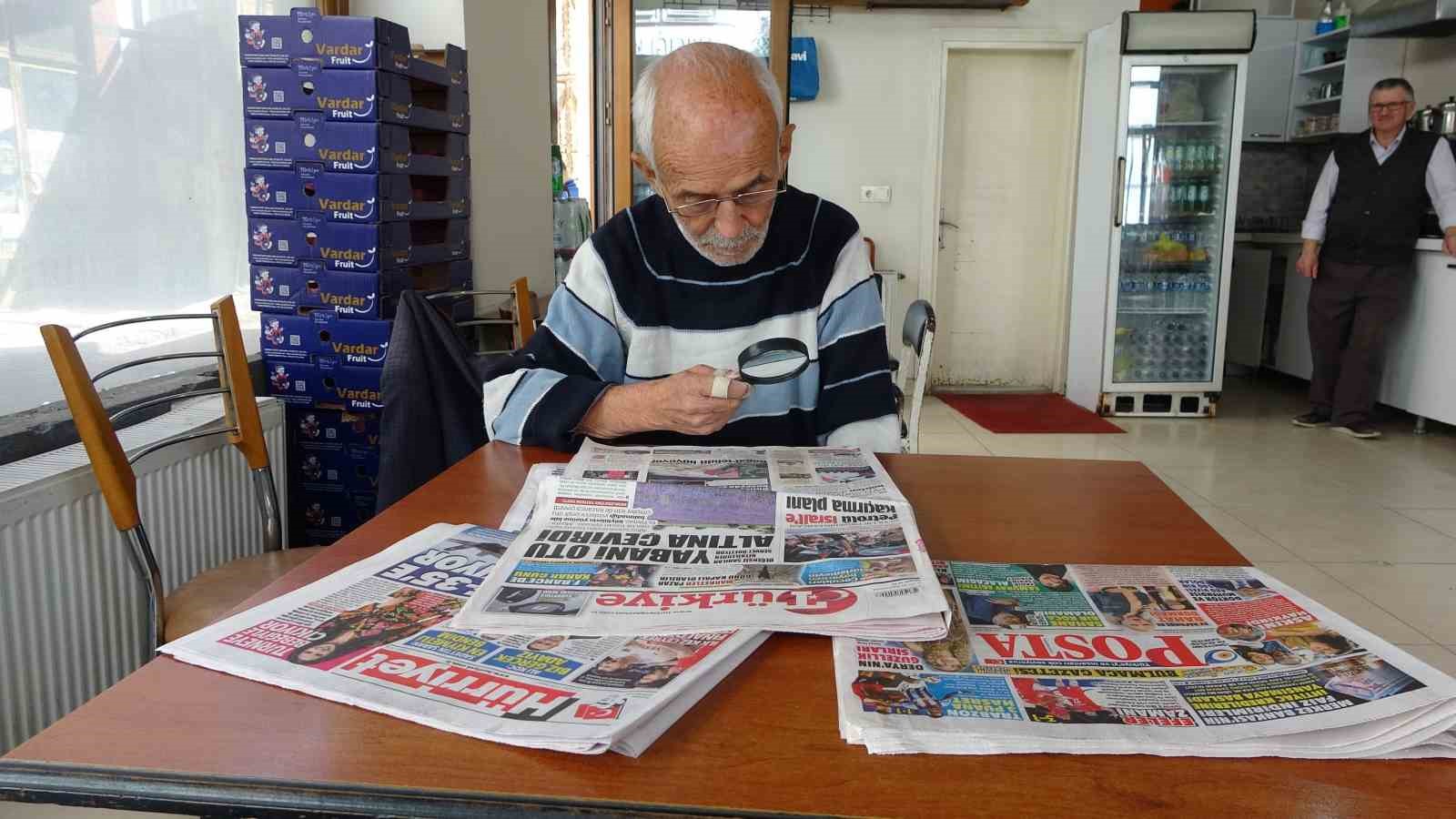 Gazeteleri büyüteçle okuyor