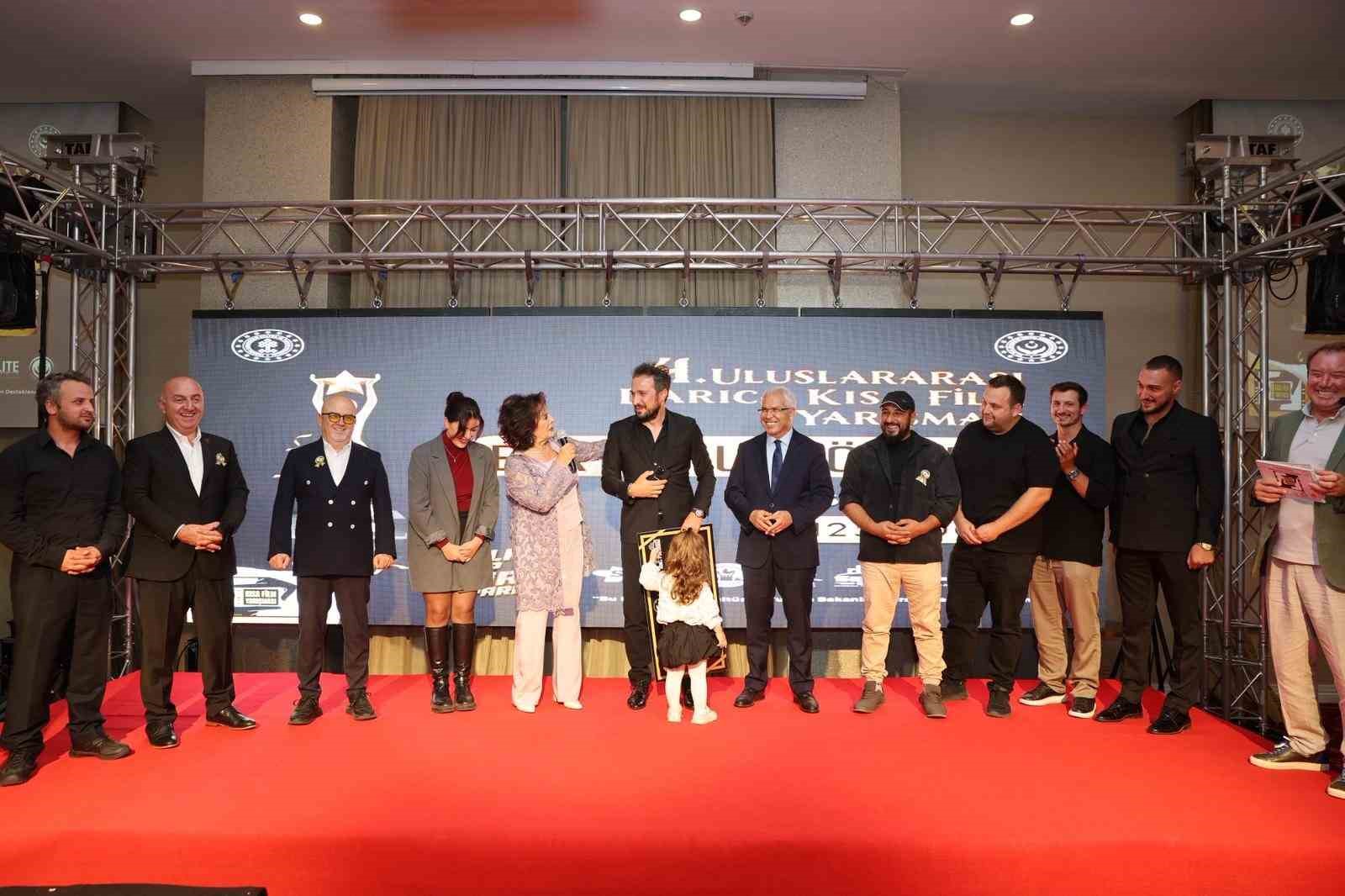 Hülya Koçyiğit’ten yapay zeka yorumu: "Bu haliyle kullanılırsa korkutucu, üzücü"