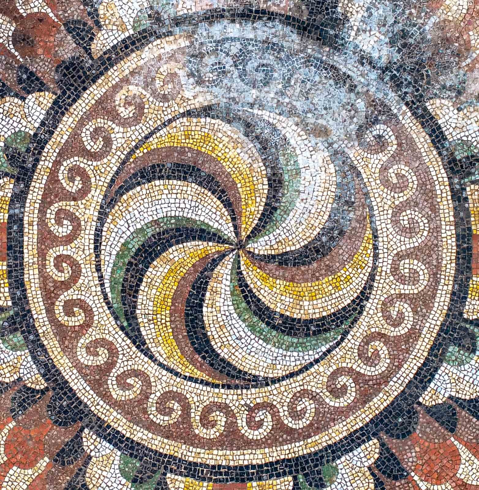 İç Anadolu’nun en büyük mozaik yapısında mezarlar bulundu