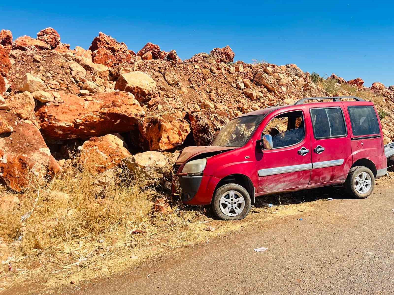 Hafif ticari ara&ccedil; şarampole &ccedil;arptı: 3 yaralı
