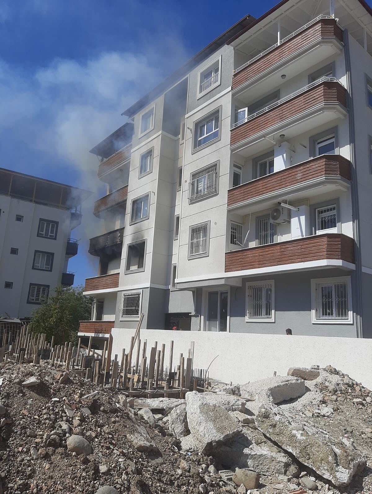 Defne&rsquo;de apartman dairesinde yangın
