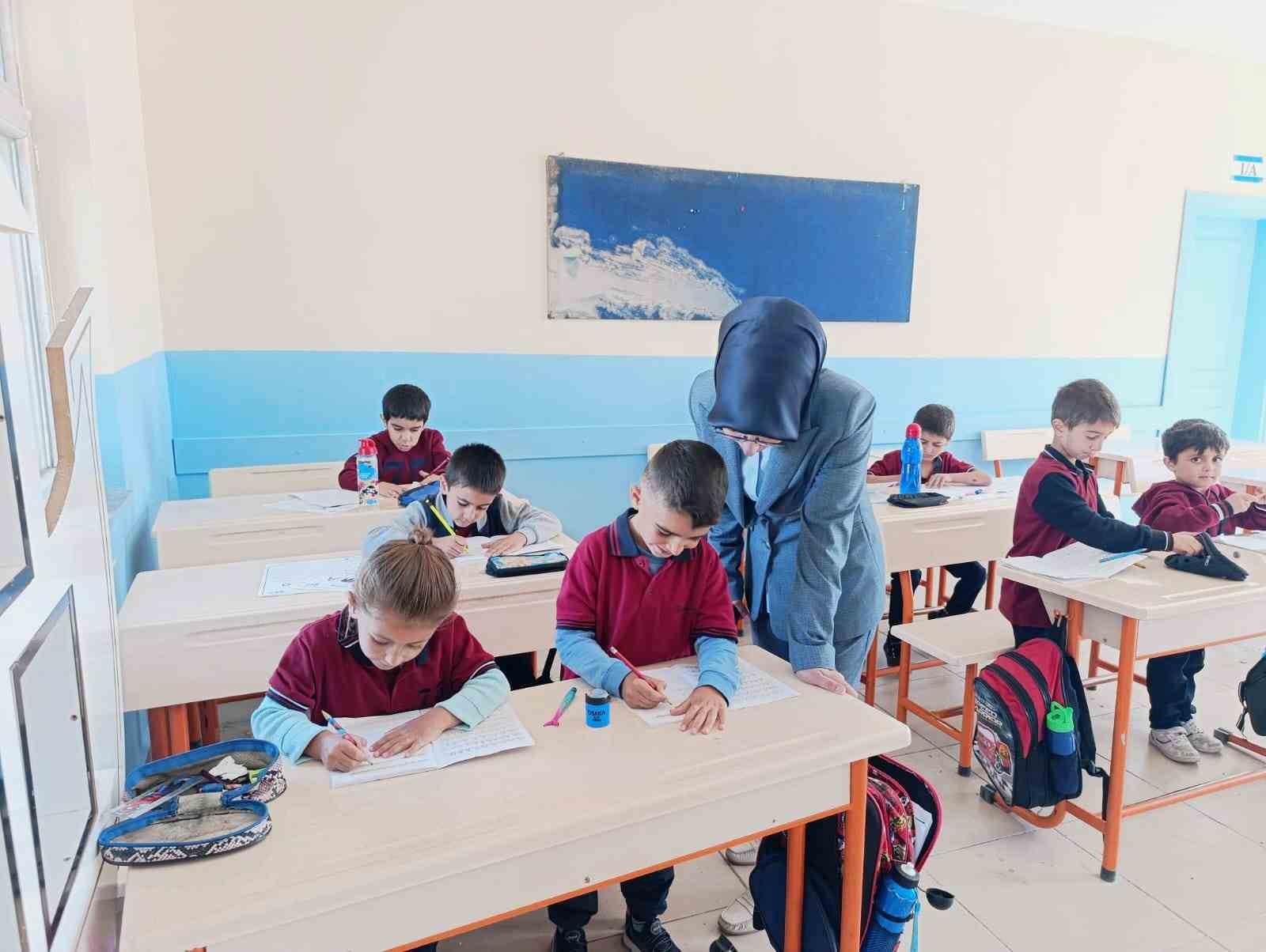 İl&ccedil;e Milli Eğitim M&uuml;d&uuml;r&uuml; &Ccedil;am&rsquo;dan okullara ziyaret
