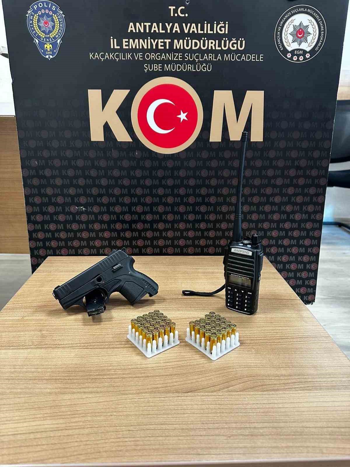 Antalya&rsquo;da milyonlarca makaron ve binlerce litre ka&ccedil;ak i&ccedil;ki ele ge&ccedil;irildi
