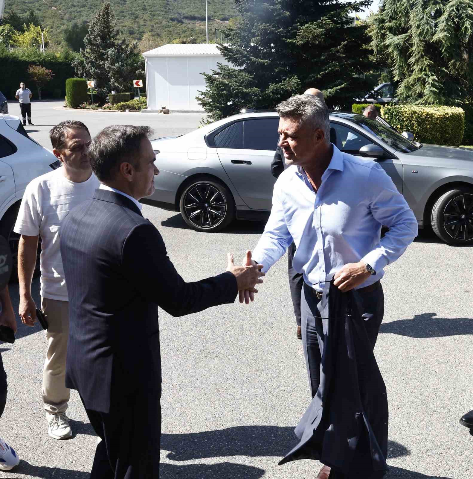 Fenerbahçe’nin yeni başkanı Sadettin Saran, futbol A takımıyla bir araya geldi