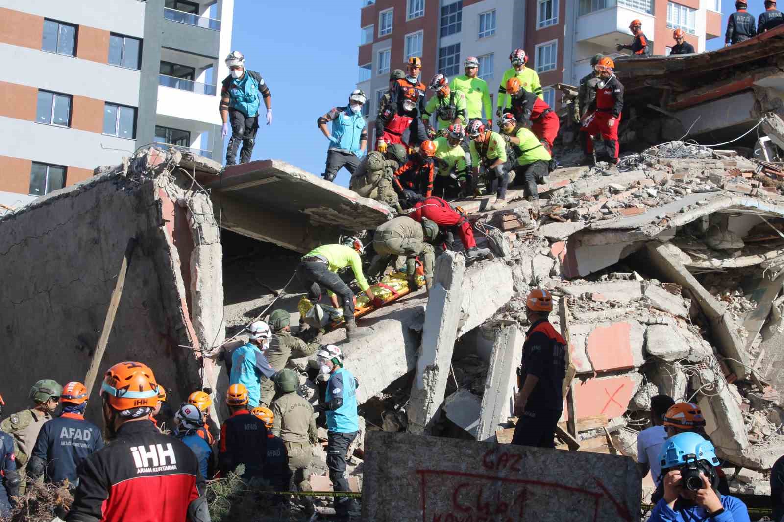 Vali &Ccedil;i&ccedil;ek, Kahramanmaraş depremini y&ouml;nettiği afet tırında deprem tatbikatını takip etti

