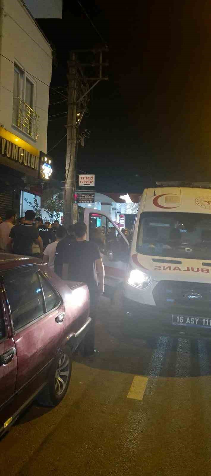 Kalabalığın arasına daldı, husumetlisini başından b&ouml;yle vurdu
