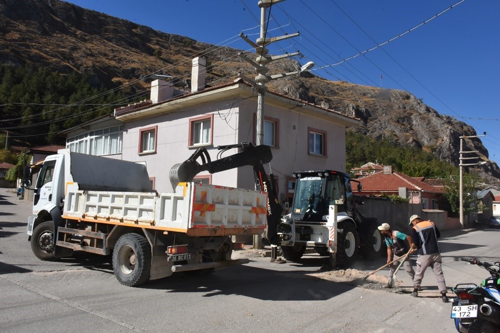 İnönü Belediyesi’nden ilçe içi yollarda bakım çalışmaları devam ediyor