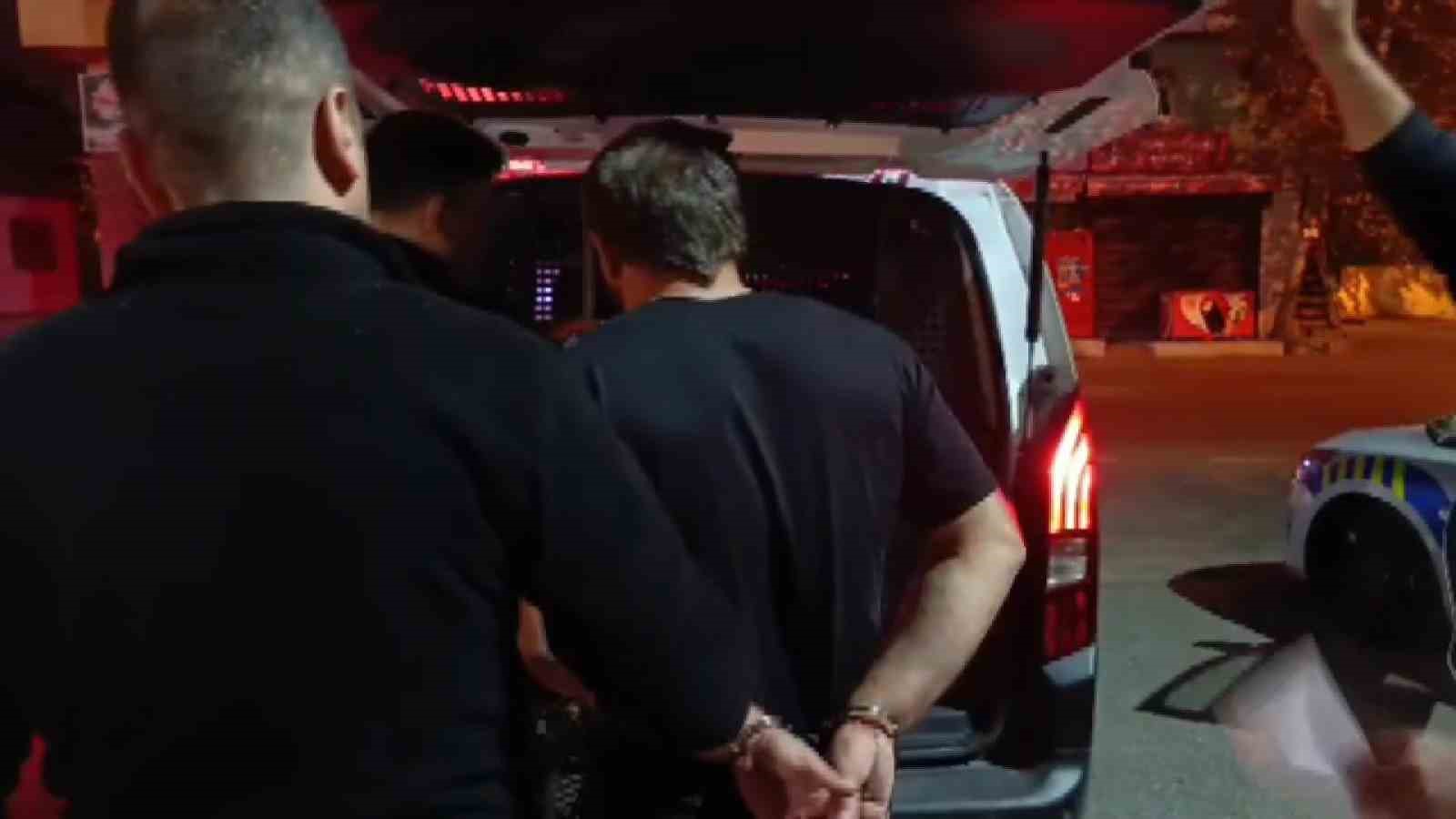 Aranması olan ş&uuml;pheli polis uygulamasında kardeşinin kimliğini vererek kurtulmaya &ccedil;alıştı
