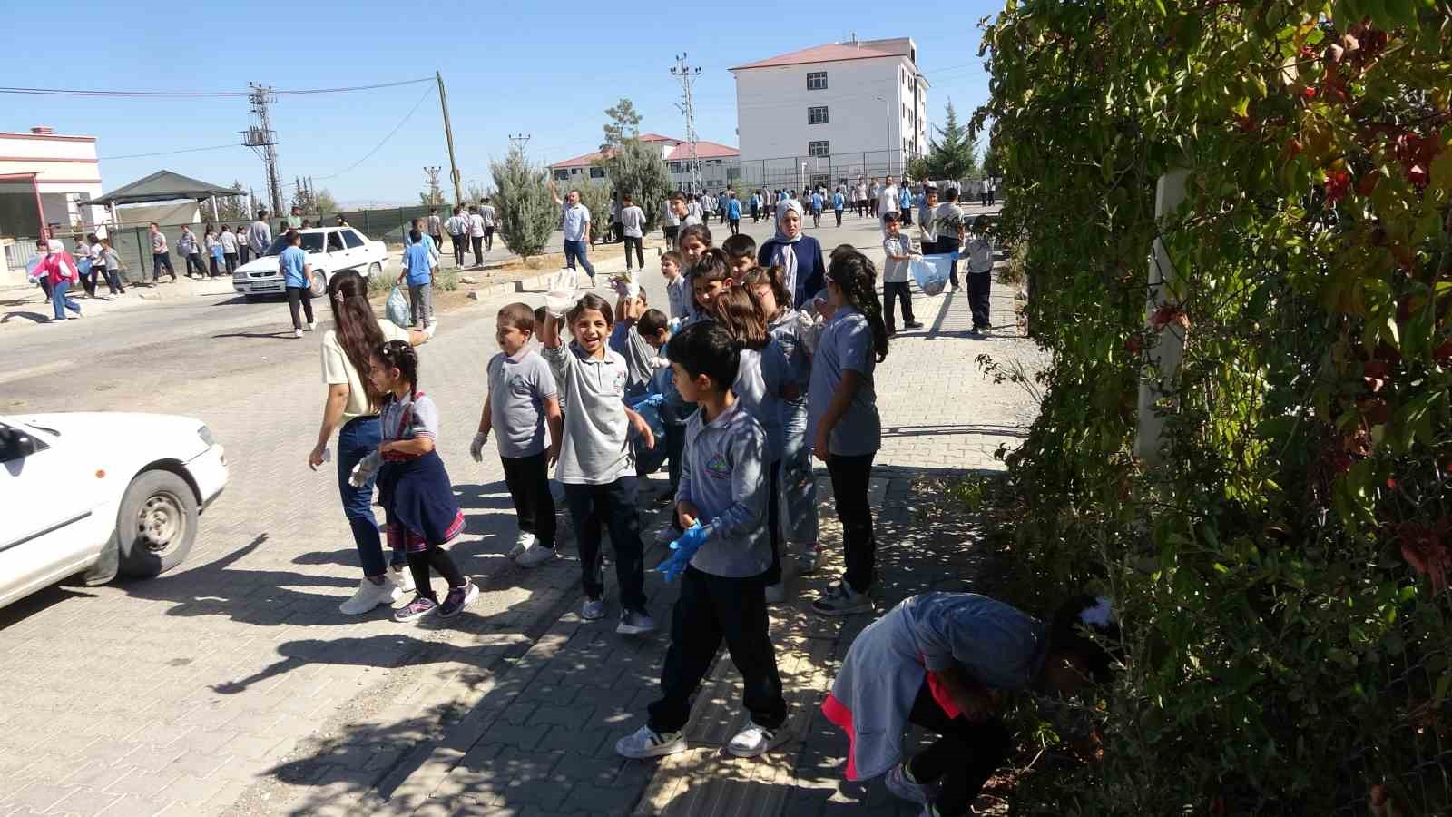 Şamsat’ta öğrenciler temizlik için sokaklarda