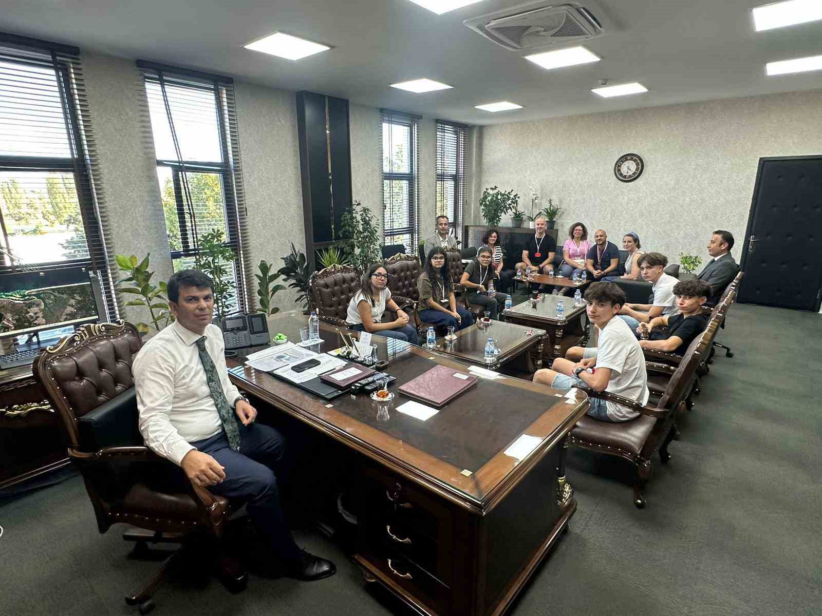 Gediz Altınkent&rsquo;te Erasmus+ projesi: Avrupa&rsquo;dan &ouml;ğretmen ve &ouml;ğrenciler Kaymakam Uzun ile bir araya geldi
