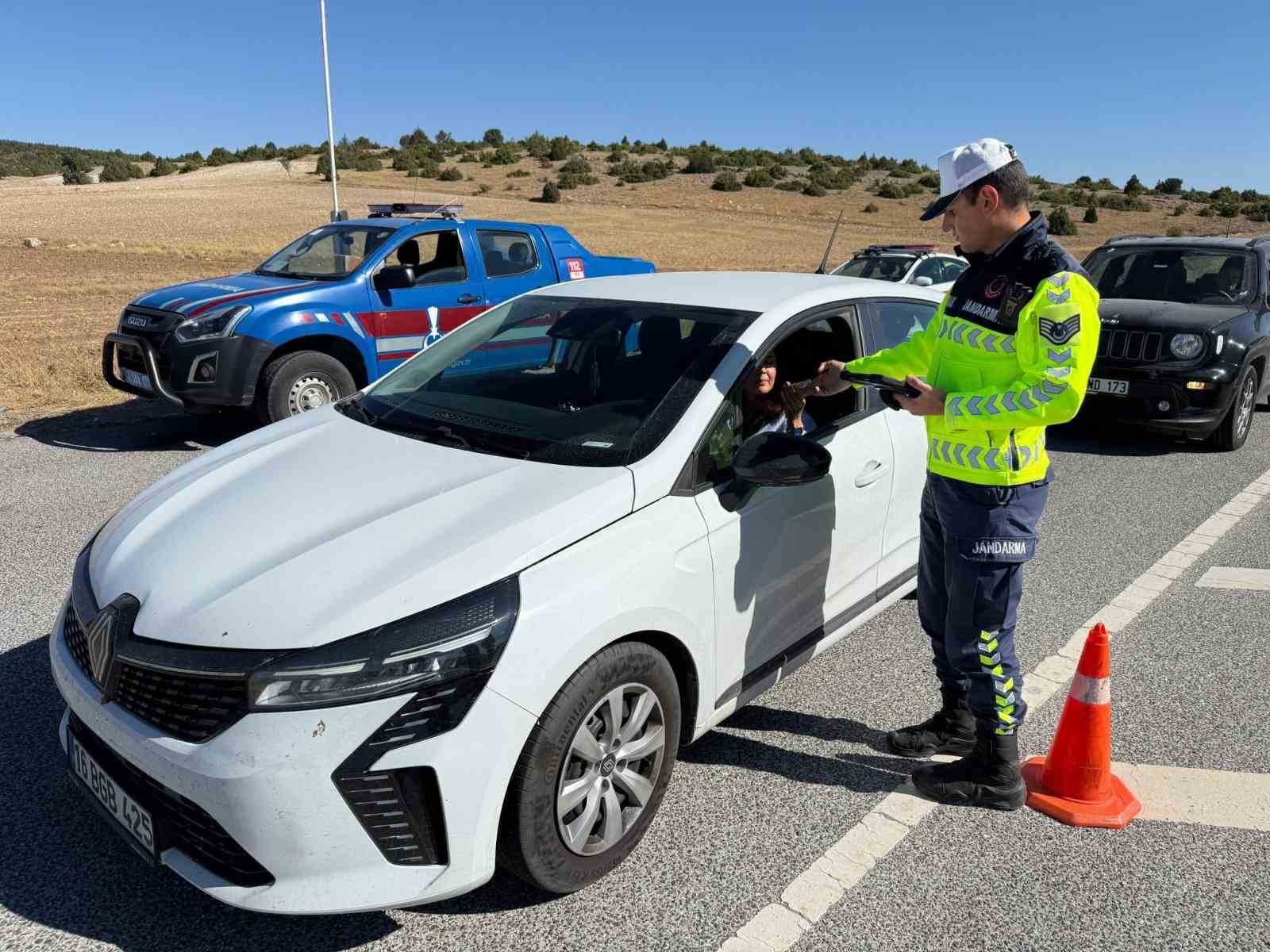 K&uuml;tahya&rsquo;da jandarma trafik ekipleri s&uuml;r&uuml;c&uuml;leri bilgilendirdi
