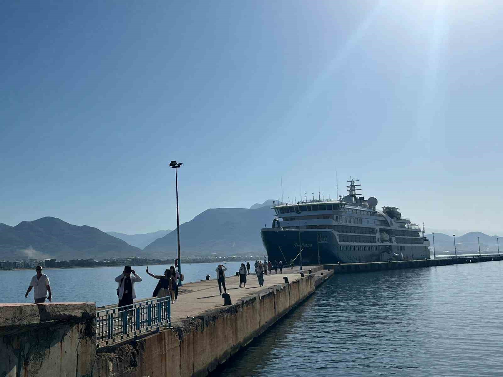 Lüks kruvaziyer Alanya’da
