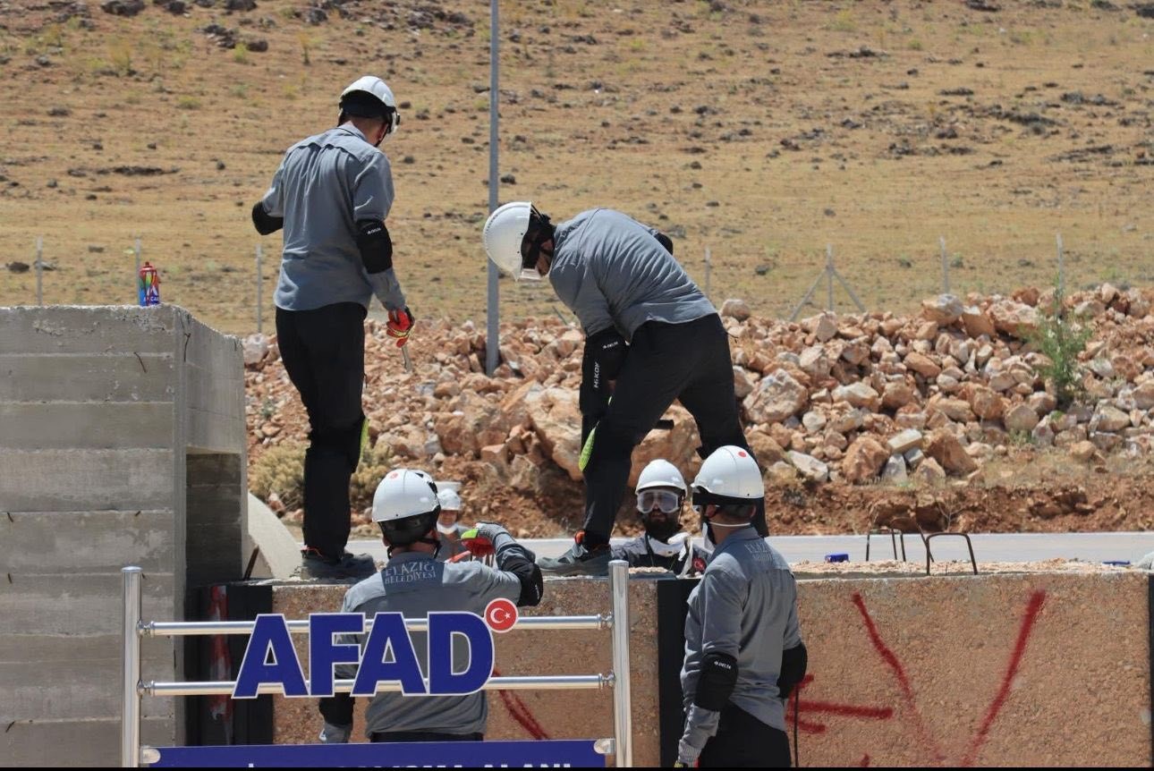 Elazığ&rsquo;da arama kurtarma eğitimleri s&uuml;r&uuml;yor
