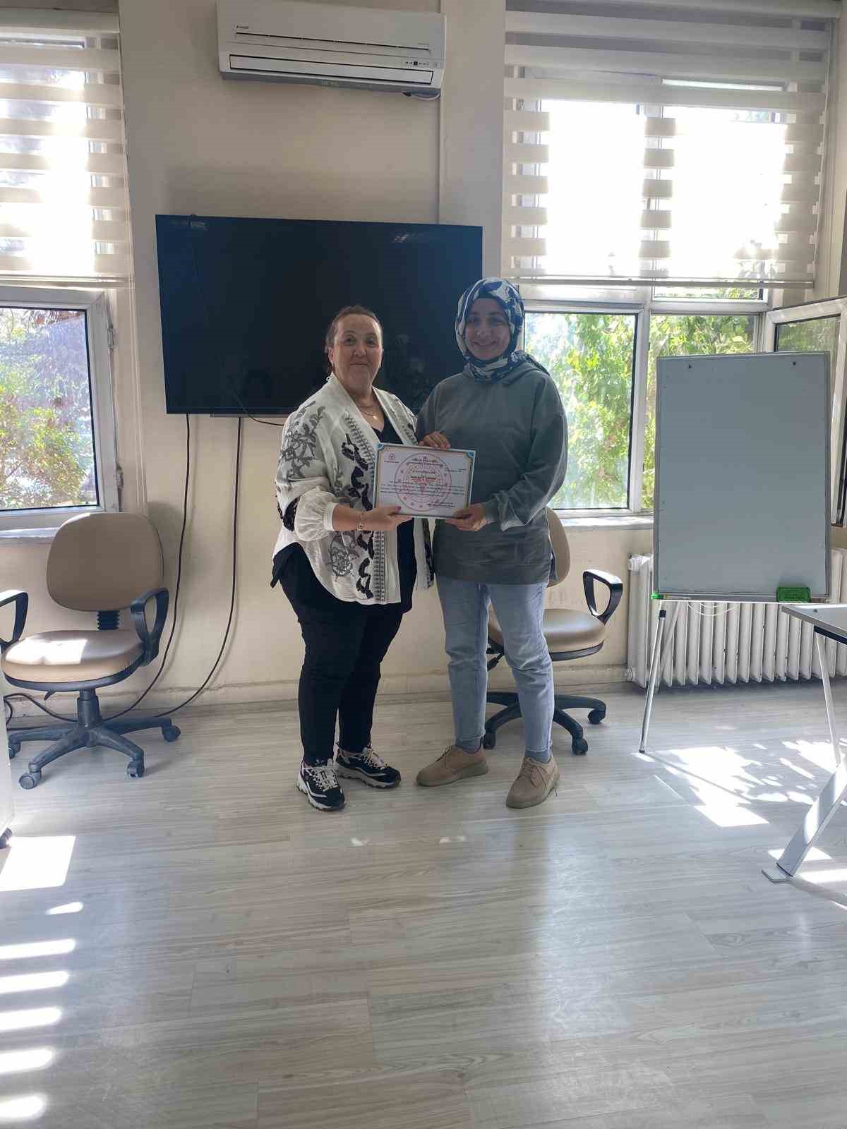 Sağlık çalışanlarına yönelik eğitimler devam ediyor
