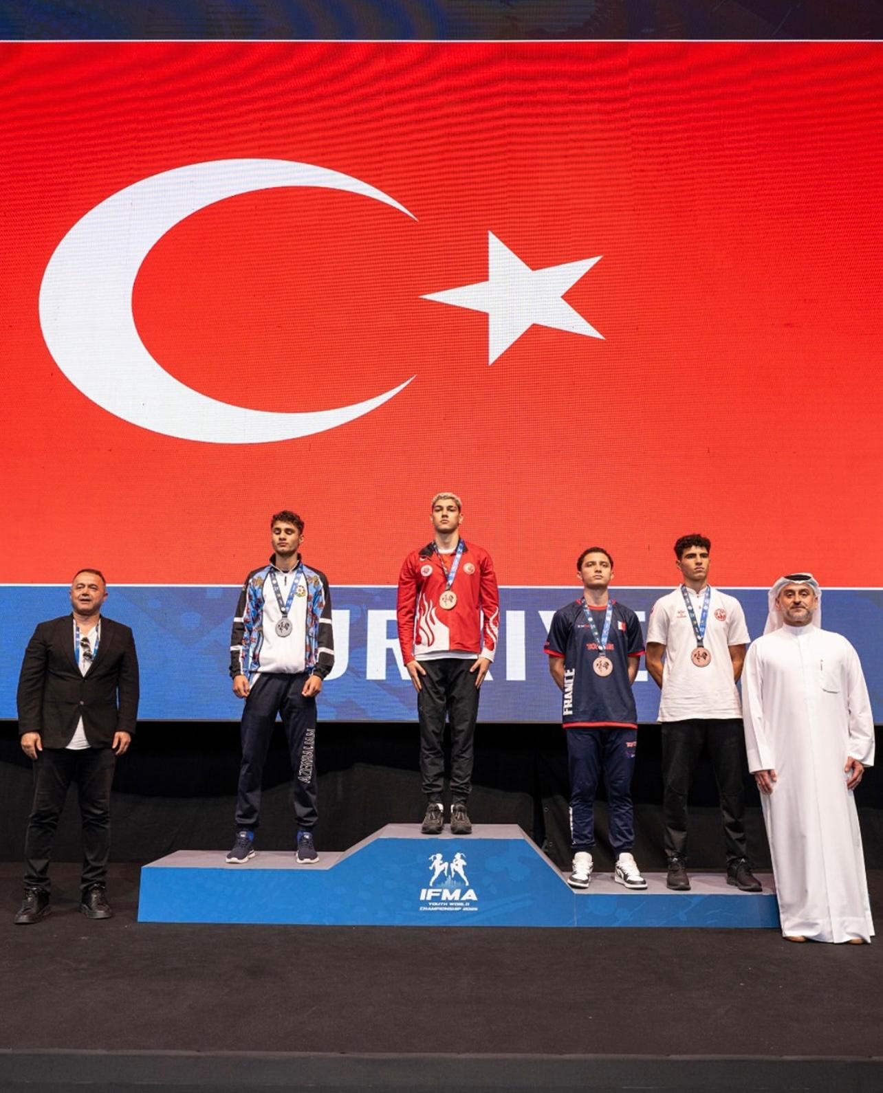 Bolulu sporcular Muaythai&rsquo;da d&uuml;nya şampiyonu oldu
