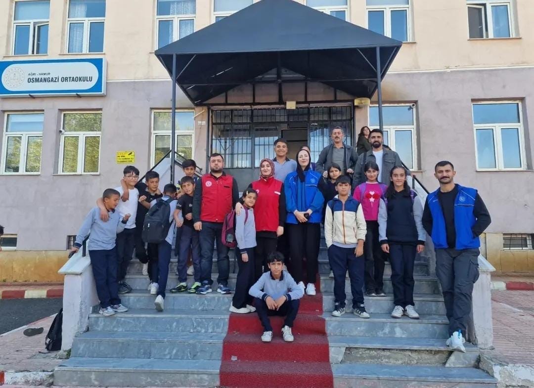 "Merkezim Her Yerde" projesi Hamur&rsquo;da &ouml;ğrencilerle buluştu
