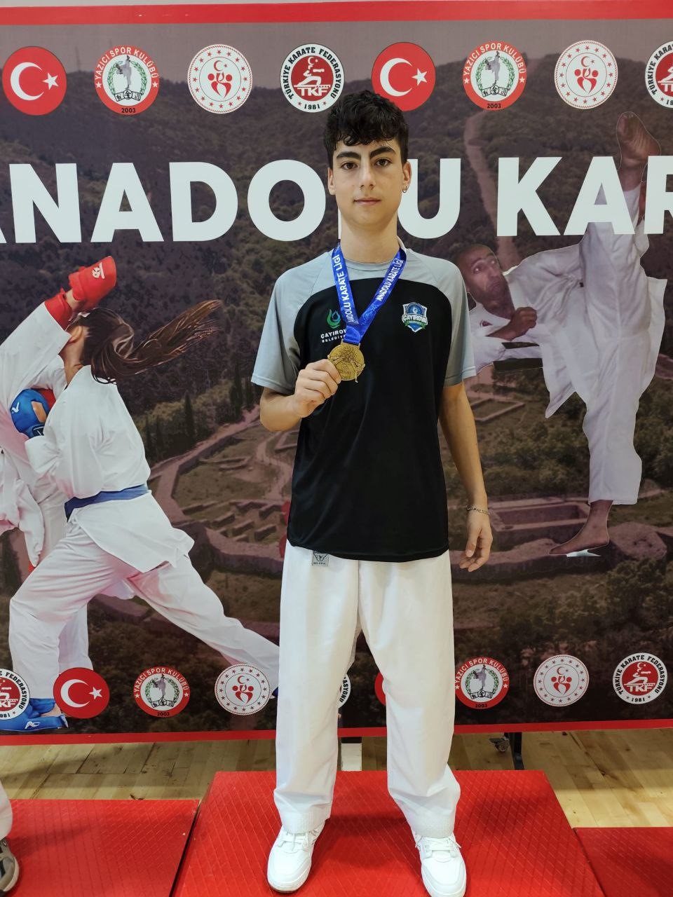 &Ccedil;ayırovalı karateciler, turnuvadan 5 madalyayla d&ouml;nd&uuml;
