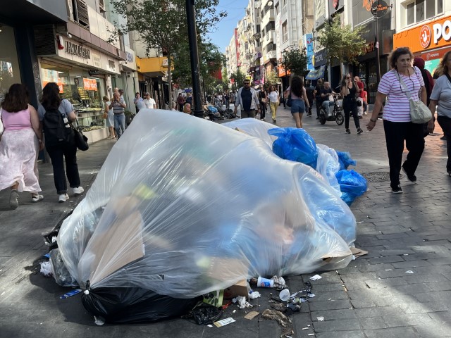 Çöp dağları Karşıyaka’ya uzandı