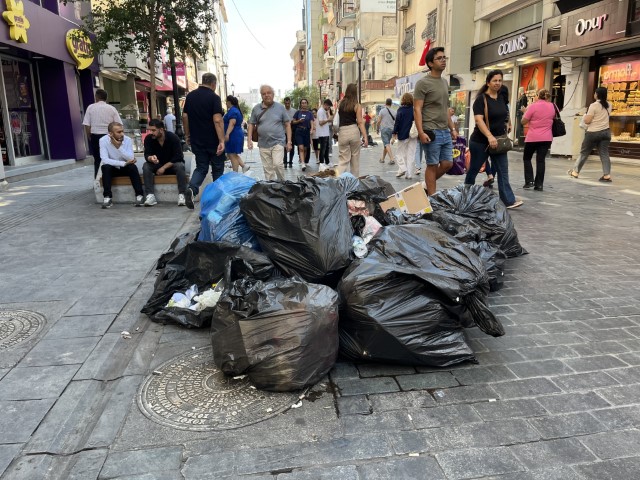 Çöp dağları Karşıyaka’ya uzandı