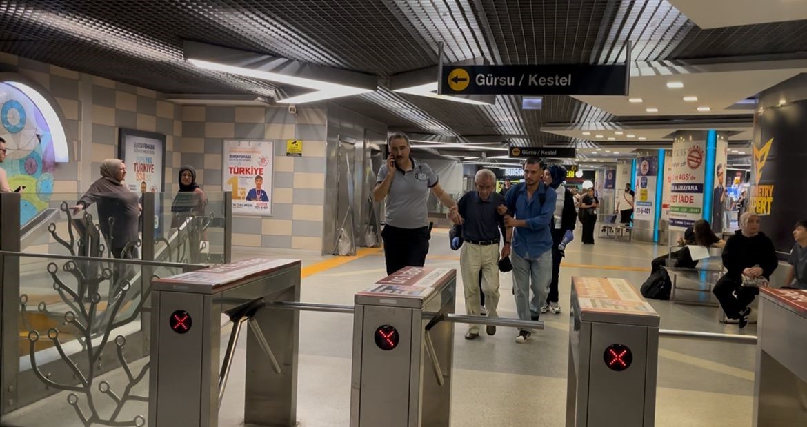 &Ccedil;ocukların &ccedil;arptığı yaşlı adam metro raylarına d&uuml;şt&uuml;
