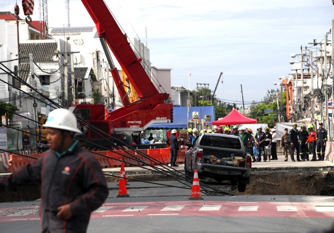 Tayland'da yol çöktü, bir araç 50 metrelik çukura düştü