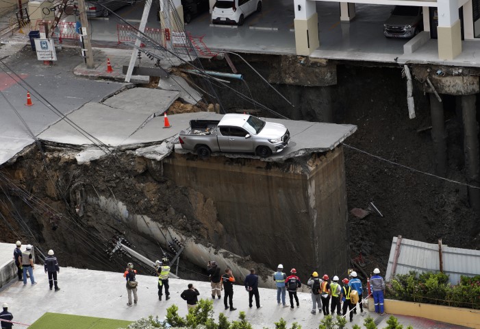 Tayland'da yol çöktü, bir araç 50 metrelik çukura düştü