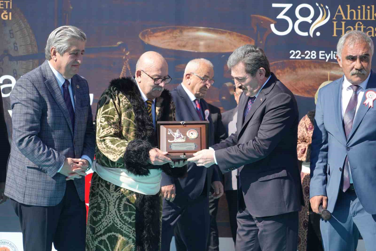 Samsun’da yılın ahisi 55 yılık demir döküm ustası oldu
